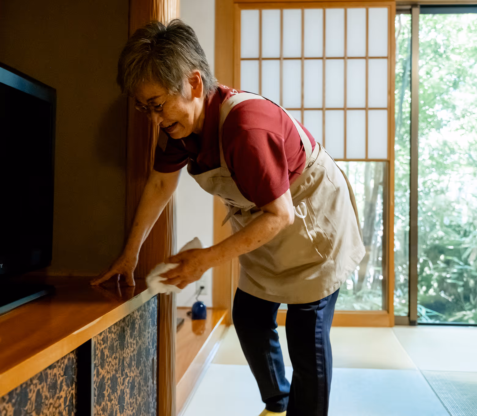 スタッフが室内清掃を行う様子